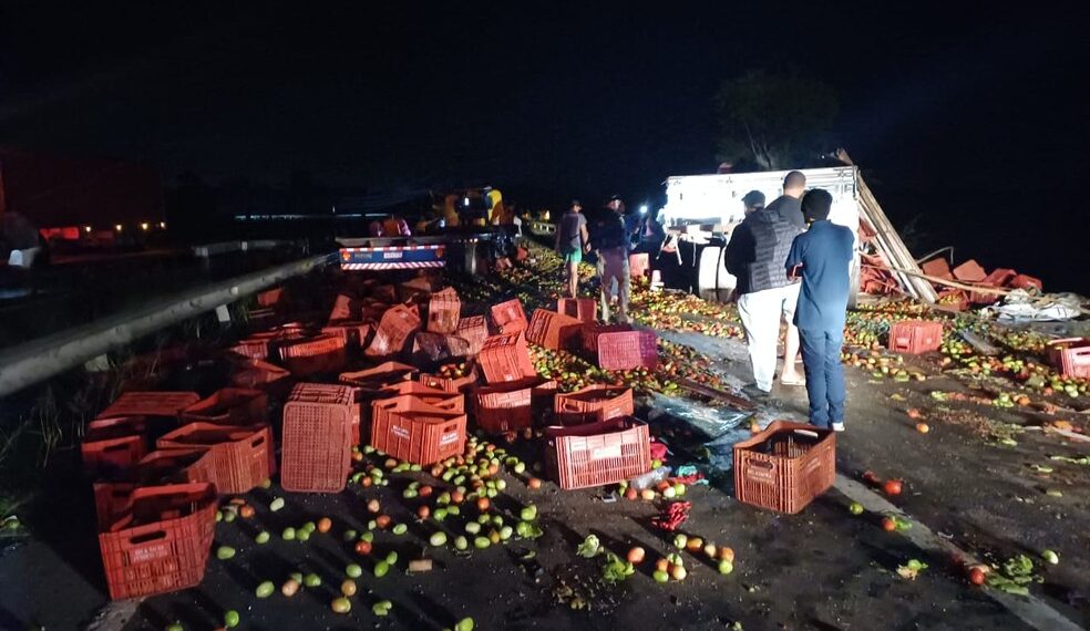 Três pessoas morrem e uma fica em estado grave após batida entre caminhões e carro na Bahia