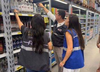 Fiscalização conjunta entre Secretaria de Saúde e Procon verifica venda de bebidas destiladas em Feira
