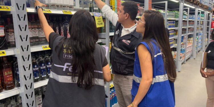 Fiscalização conjunta entre Secretaria de Saúde e Procon verifica venda de bebidas destiladas em Feira