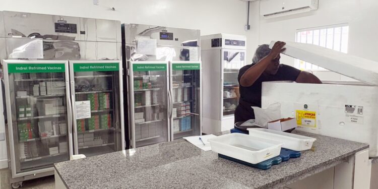 Rede de Frio abastece as unidades de saúde para o Dia D de Multivacinação
