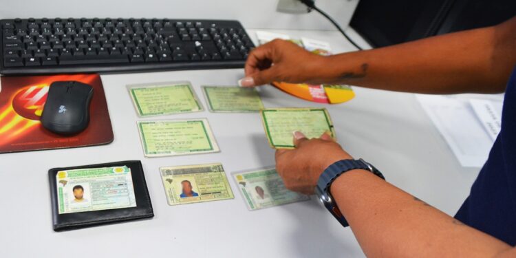 Quase 5 mil itens estão no setor de Achados e Perdidos da Prefeitura de Feira