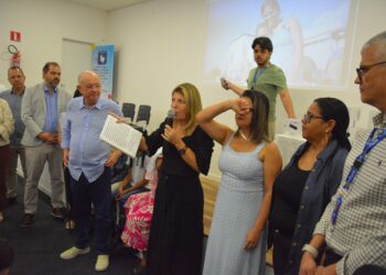 Prefeitura de Feira entrega óculos inteligentes para garantir independência a alunos com cegueira