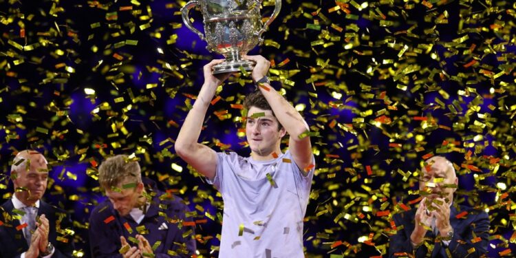 João Fonseca é campeão do ATP 500 da Basileia e conquista maior título de um brasileiro desde Guga
