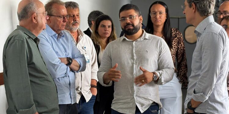 Prefeito e secretários visitam o Hospital Couto Maia, referência em modelo de parceria público-privada