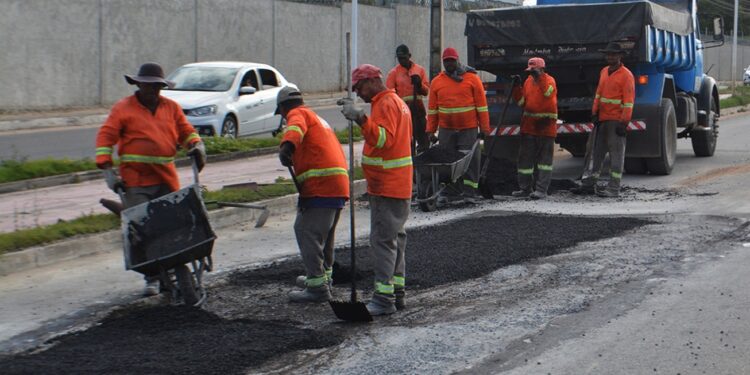 SOMA aciona oito equipes para operação tapa-buraco em vários pontos da cidade