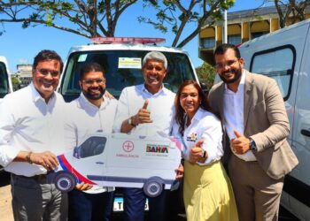 Prefeitura de Feira recebe nova ambulância para rede municipal