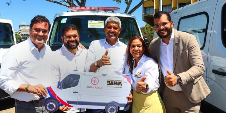 Prefeitura de Feira recebe nova ambulância para rede municipal