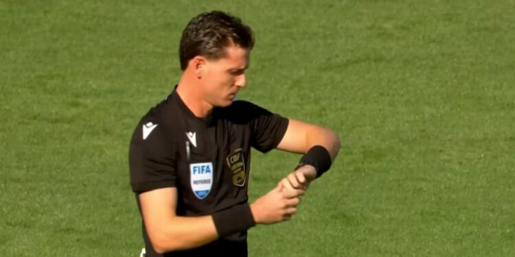 Ramon Abatti Abel ignorou recomendação do VAR em suposto pênalti