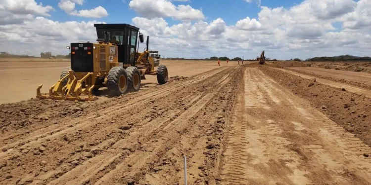Pista de pouso e decolagem começa a ser ampliada no Aeroporto João Durval Carneiro, em Feira de Santana