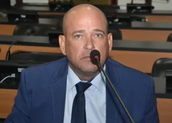 Partido espera Alba para expulsar Binho Galinha