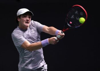João Fonseca vence Shapovalov de virada na estreia e avança no Masters 1.000 de Paris