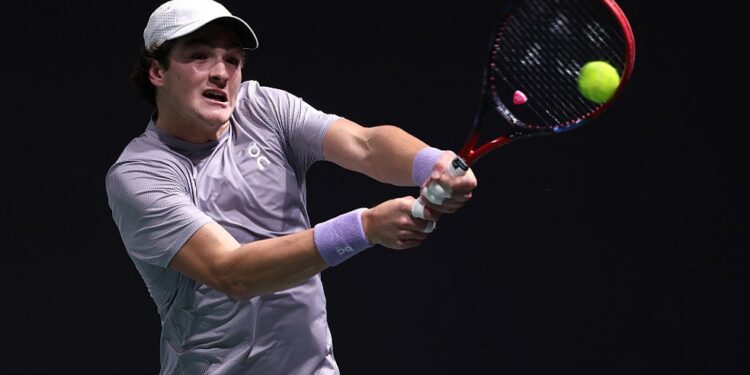 João Fonseca vence Shapovalov de virada na estreia e avança no Masters 1.000 de Paris