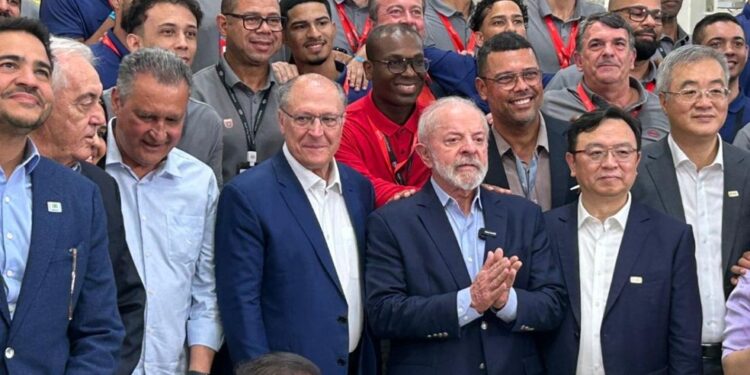 BYD inaugura primeira fábrica de carros elétricos da marca no Brasil com planta de R$ 5,5 bilhões na BA; foco é exportação