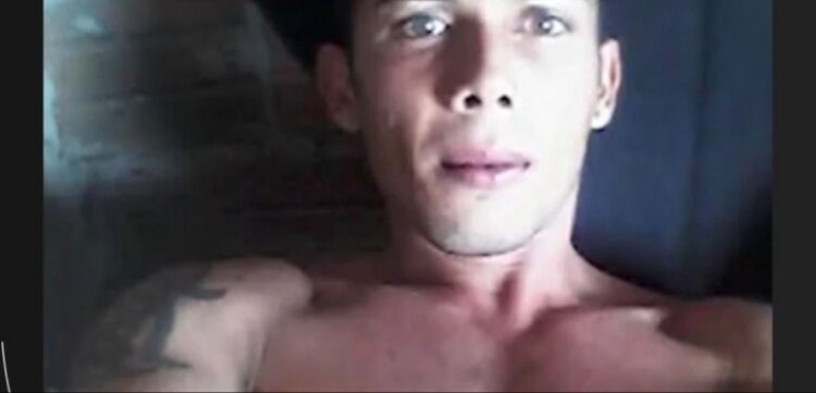 Homem é morto com cerca de 70 tiros na frente da esposa