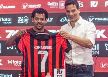 Vitória anuncia rescisão de contrato com atacante Romarinho após cinco jogos