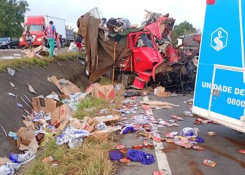 Batida entre caminhões deixa dois mortos na BR-116; cargas foram saqueadas