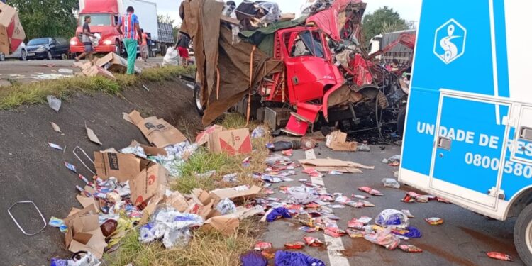 Batida entre caminhões deixa dois mortos na BR-116; cargas foram saqueadas