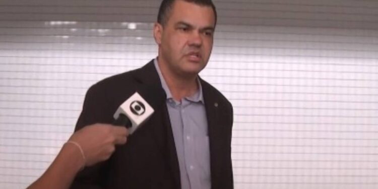 Deputado federal é alvo de operação da PF e tem celular apreendido no Aeroporto de Salvador