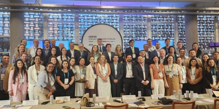 No Rio de Janeiro, José Ronaldo apresenta projeto do Parque Linear Olhos d Água