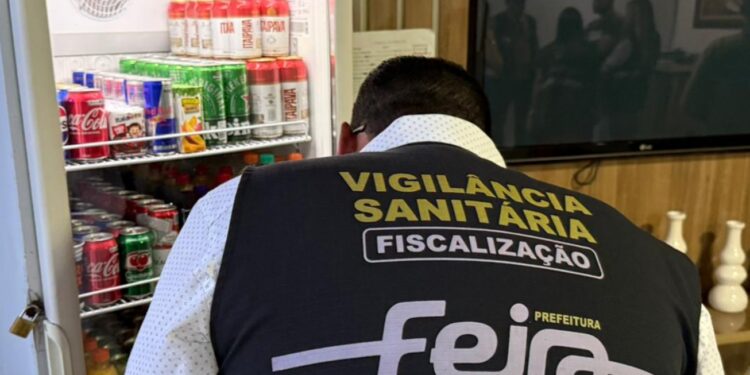 Vigilância Sanitária interdita lanchonete durante ação integrada na região da Rodoviária