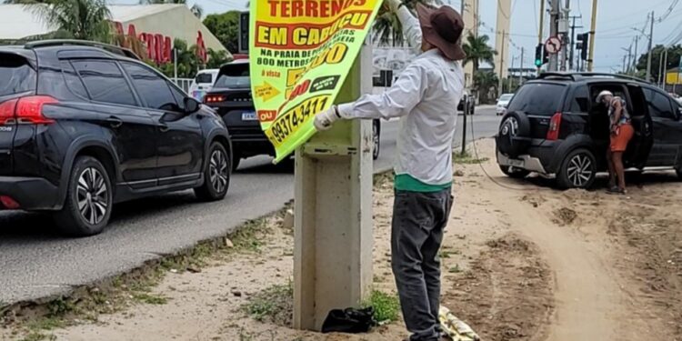 Semmam remove banners fixados em vias públicas sem autorização do Governo