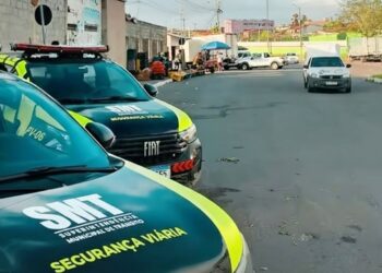 SMT realiza operação no Centro de Abastecimento para coibir estacionamento irregular e reorganizar mobilidade