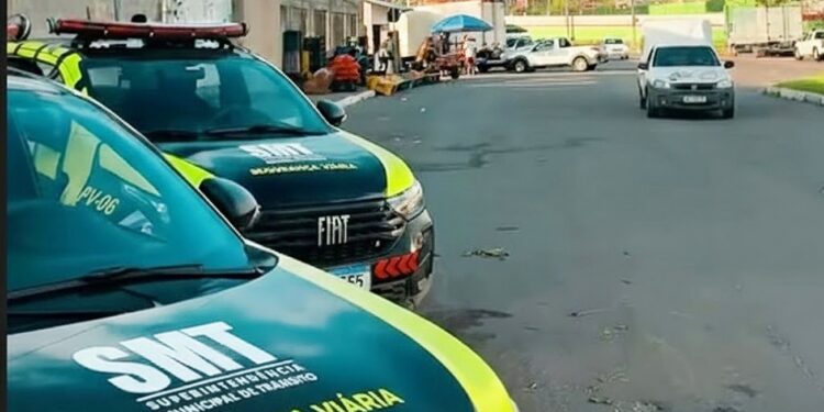 SMT realiza operação no Centro de Abastecimento para coibir estacionamento irregular e reorganizar mobilidade