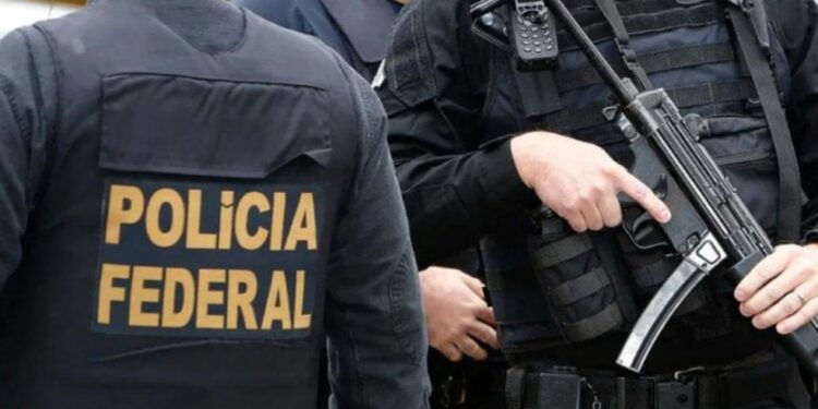 Polícia Federal cumpre mandados de busca e apreensão contra organização criminosa especializada em imigração ilegal