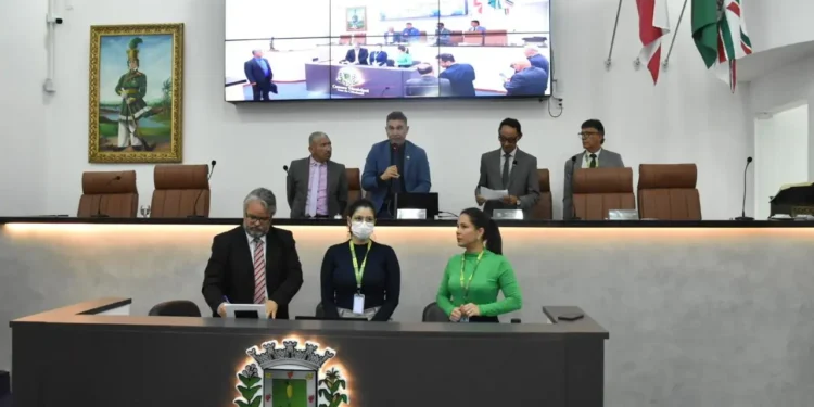 Câmara promulga lei que corrige defasagem salarial de servidores efetivos