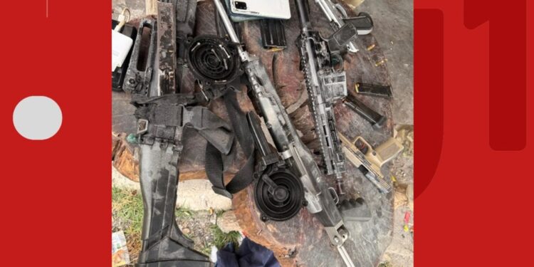 Fuzis, pistolas, submetralhadora e granada são apreendidos em operação policial em destino turístico da Bahia