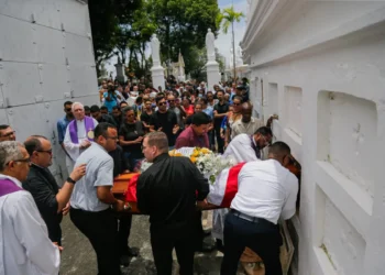 Enterro de padre morto em desabamento de marquise é marcado por choro e comoção de fiéis