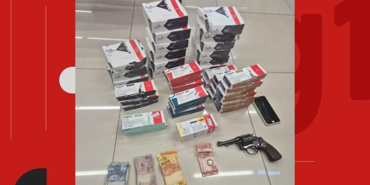 Homem é preso após roubar 42 canetas emagrecedoras, trocar tiros com a PM e fazer funcionários de farmácia reféns na BA