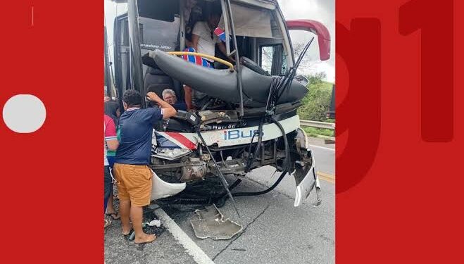 Ônibus com torcida do Fortaleza bate em carreta e deixa feridos na Bahia