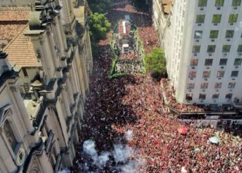 Festa do tetra da Libertadores do Flamengo acaba em confusão no Centro do Rio