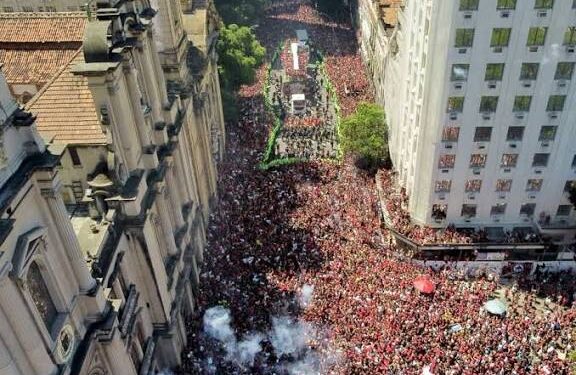 Festa do tetra da Libertadores do Flamengo acaba em confusão no Centro do Rio