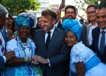 Macron toca tambor com Olodum e curte roda com Filhos de Gandhy em visita a pontos turísticos no Centro Histórico de Salvador