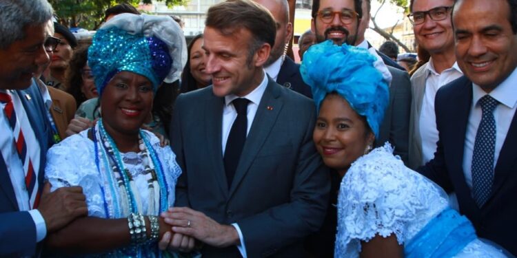 Macron toca tambor com Olodum e curte roda com Filhos de Gandhy em visita a pontos turísticos no Centro Histórico de Salvador