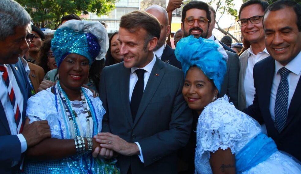 Macron toca tambor com Olodum e curte roda com Filhos de Gandhy em visita a pontos turísticos no Centro Histórico de Salvador
