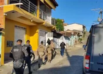Uma pessoa morre e mais de 20 são presas em operação contra facção criminosa na Bahia