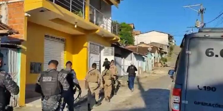 Uma pessoa morre e mais de 20 são presas em operação contra facção criminosa na Bahia