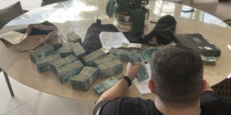 PF encontra R$ 1,6 milhão na casa de diretor do banco Master; VEJA FOTO
