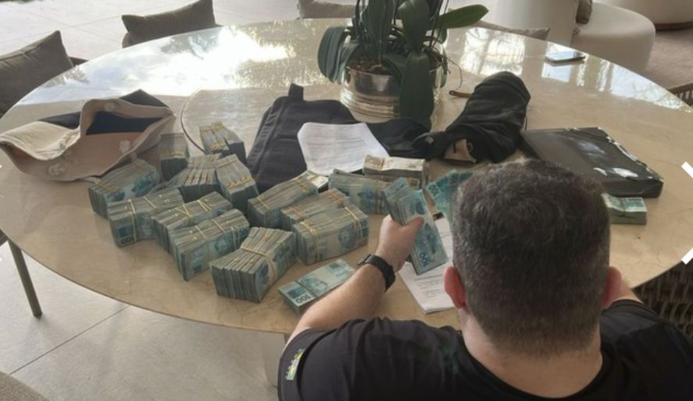 PF encontra R$ 1,6 milhão na casa de diretor do banco Master; VEJA FOTO