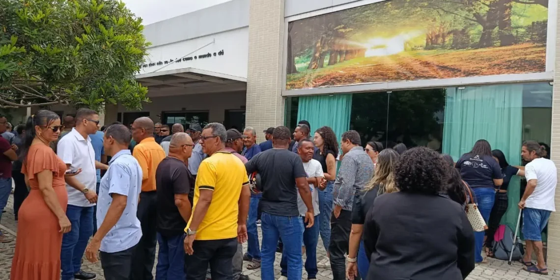 Familiares e amigos se despedem de Layra Beatriz, filha do ex-deputado Tom, em clima de comoção em Feira de Santana