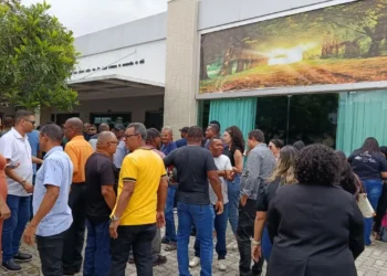 Familiares e amigos se despedem de Layra Beatriz, filha do ex-deputado Tom, em clima de comoção em Feira de Santana