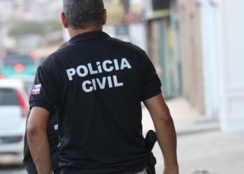 Criança de 4 anos morre após manusear arma de fogo do pai e atirar em si mesmo na Bahia