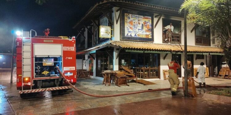 Criança morre carbonizada após incêndio em distrito turístico no litoral norte da Bahia