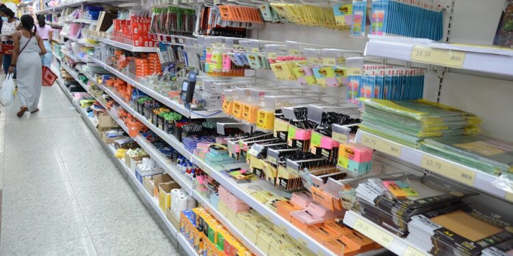 Procon promove encontro para orientar escolas e famílias sobre itens permitidos na lista de material escolar