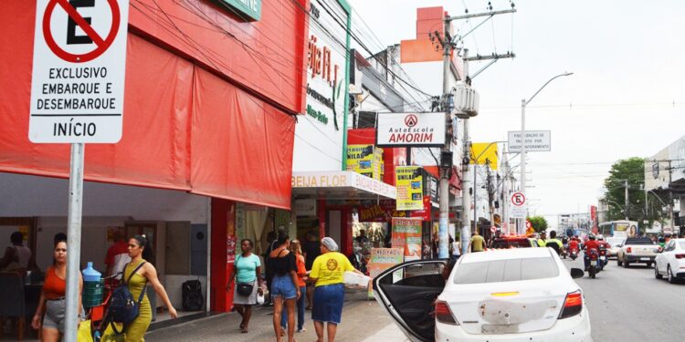 Prefeitura implanta novas áreas de embarque e desembarque para melhorar organização do trânsito