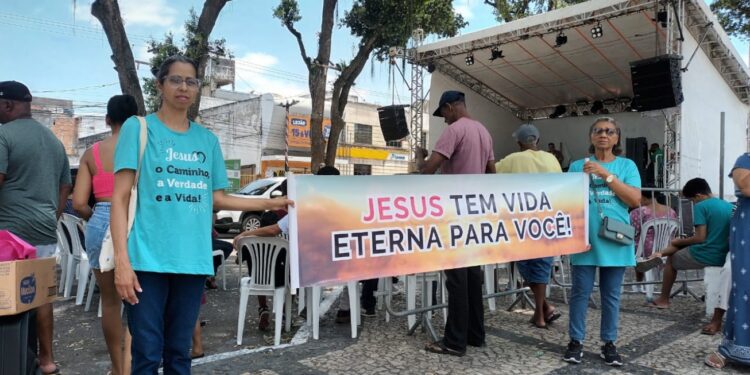 Evangélicos promovem encontro para celebrar Dia da Bíblia em frente ao Paço Municipal Maria Quitéria