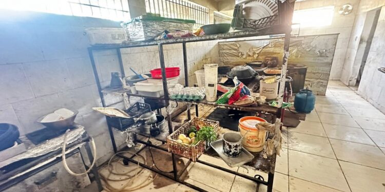 Vigilância Sanitária interdita pastelaria por condições insalubres em Feira de Santana